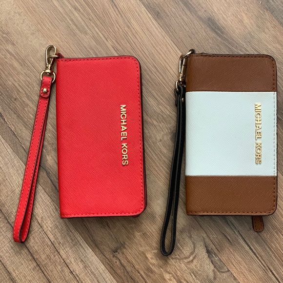 Michael Kors Handbags - Michael Kors Wristlet